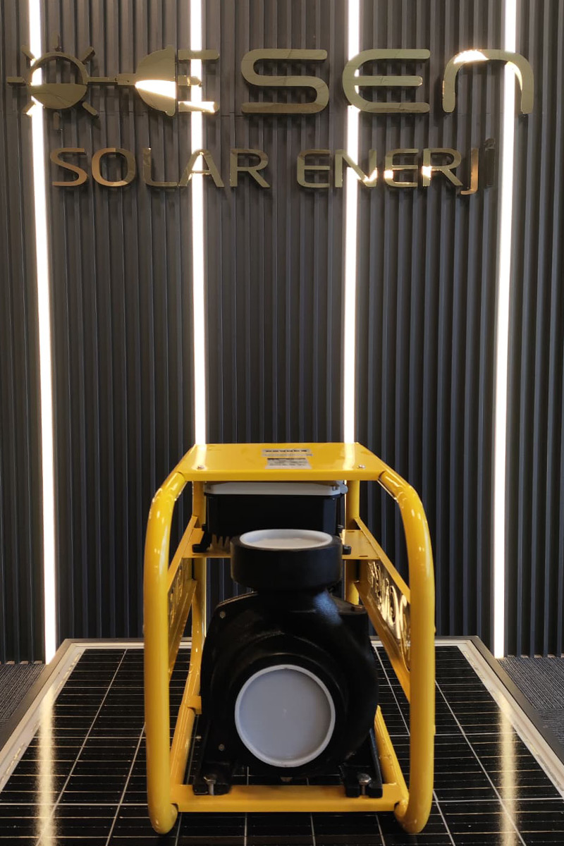 110 Volt - 400 Volt Arası Çalışabilen 2500 Watt Maks. 25 Metre 90 Ton Serisi Sürücülü Şamandıralı Dörtlük Çıkış Salyangoz Solar Pompa